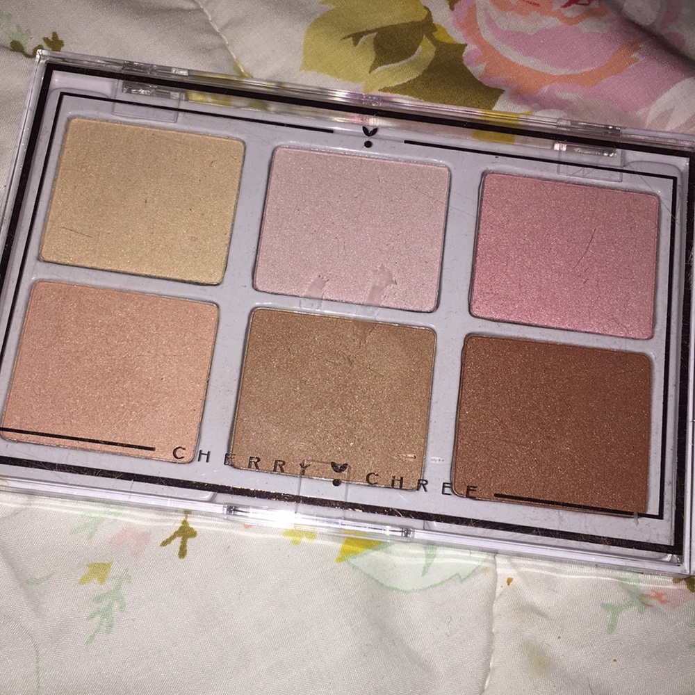 Selling this brand new unused highlight palette